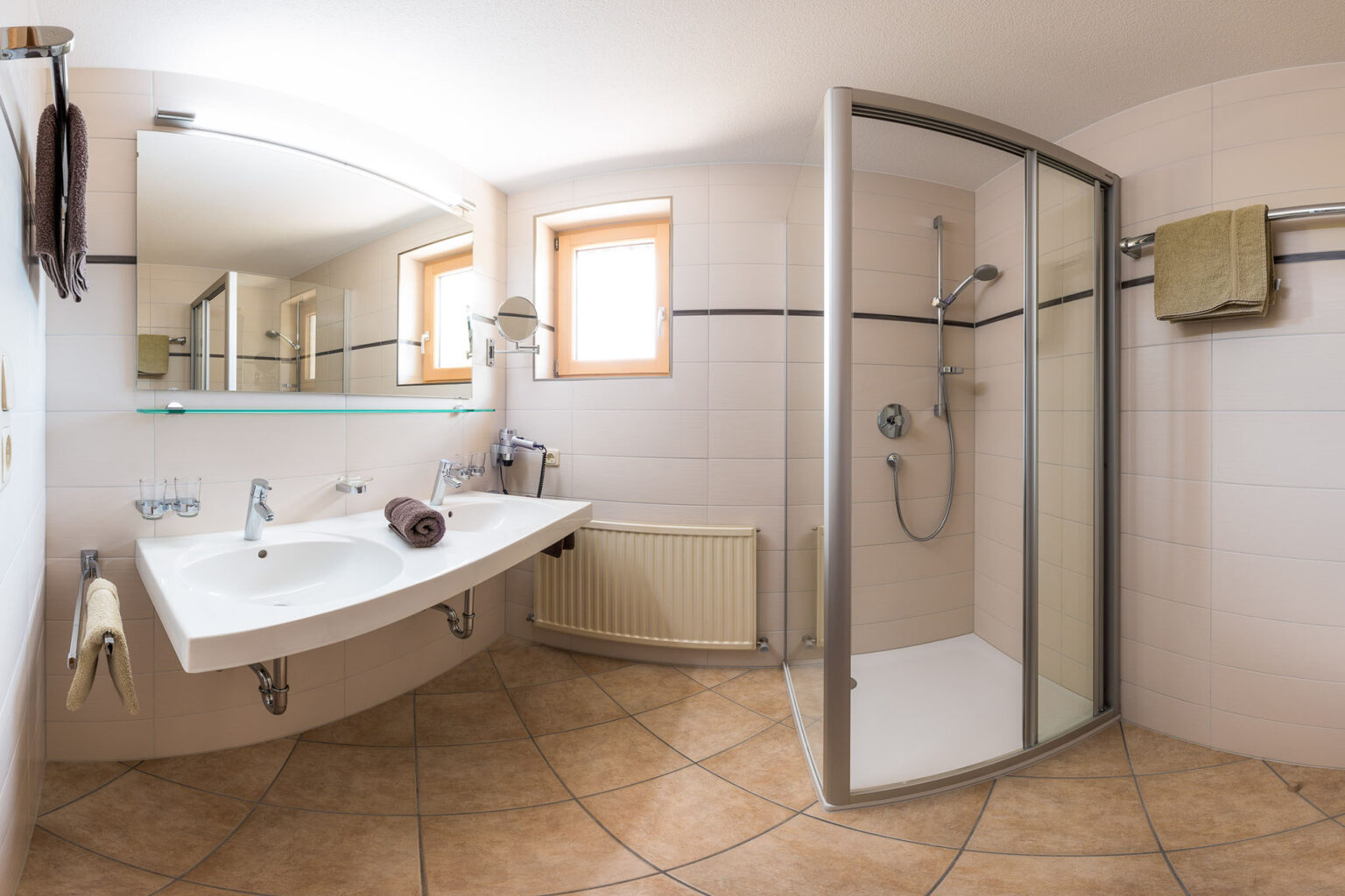 Modernes Badezimmer im Apartment Serfaus