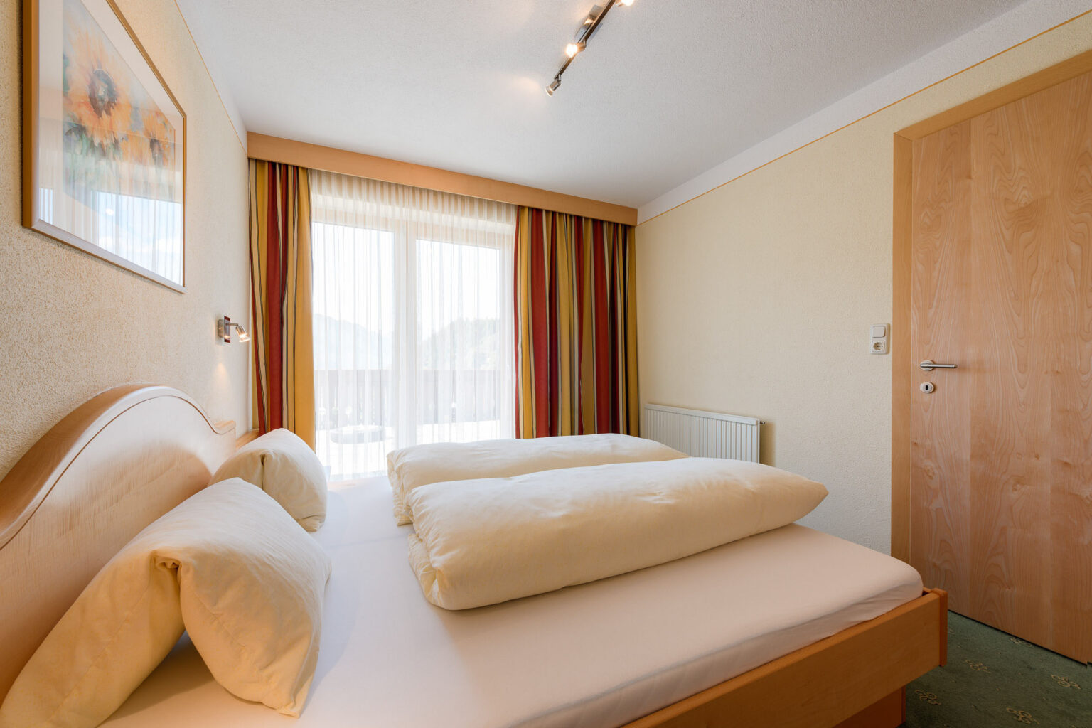 Schlafzimmer mit Panoramafenstern