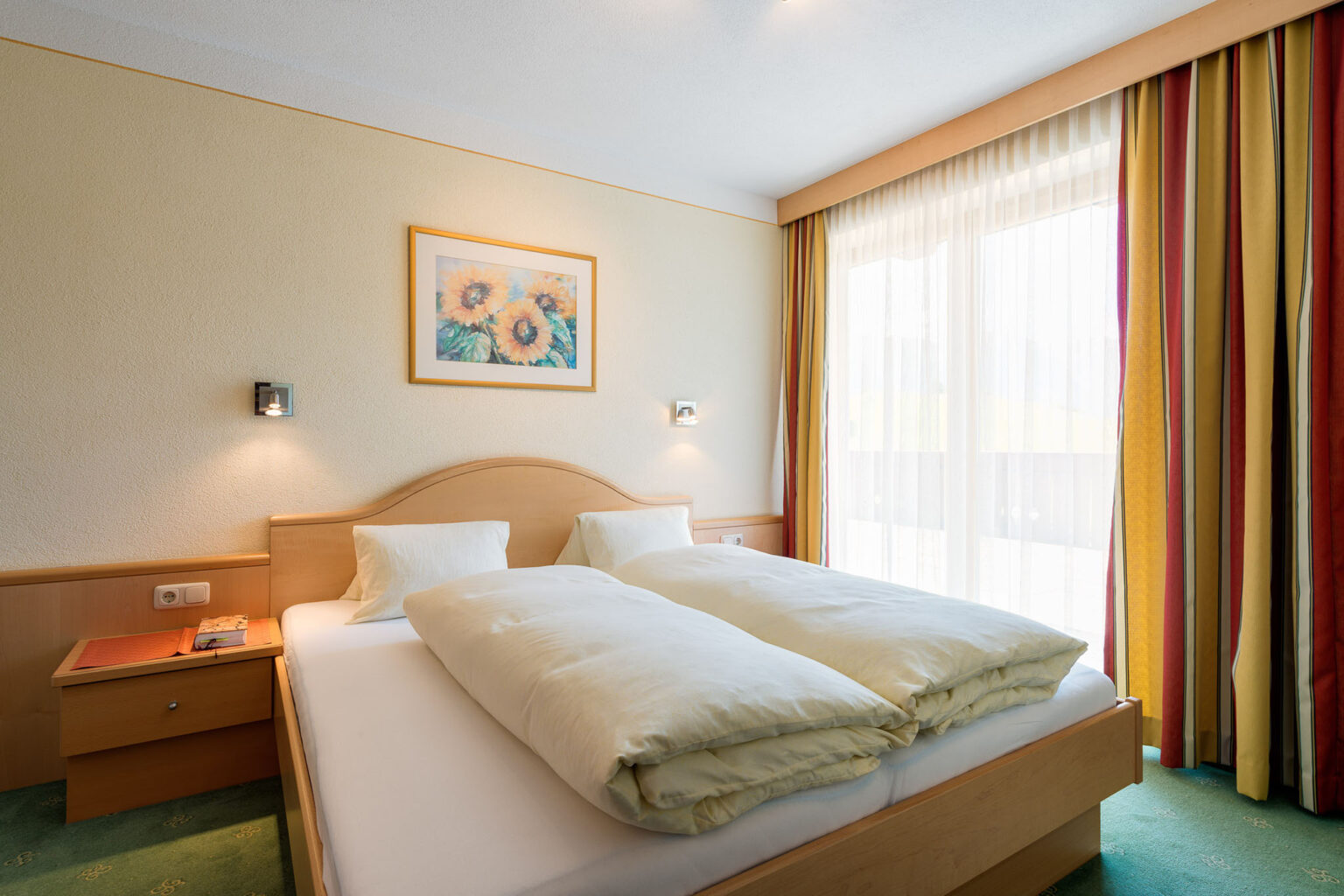 Schlafzimmer mit bodentiefen Fenstern