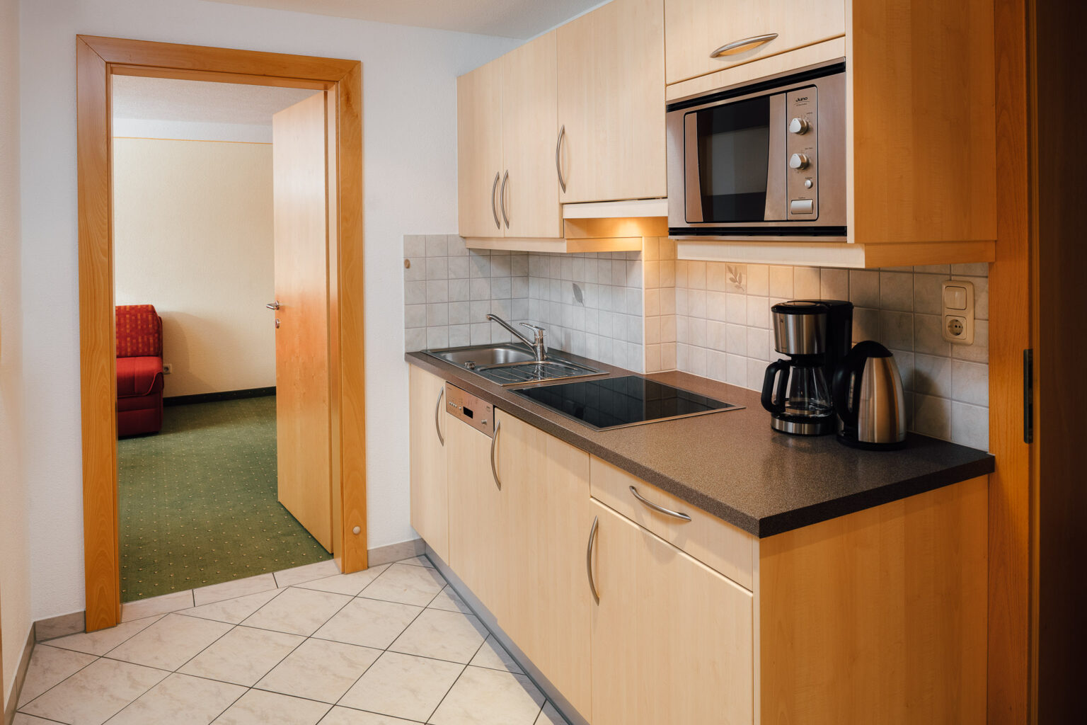 Küche mit Kaffeemaschine, Mikro und Geschirrspüler