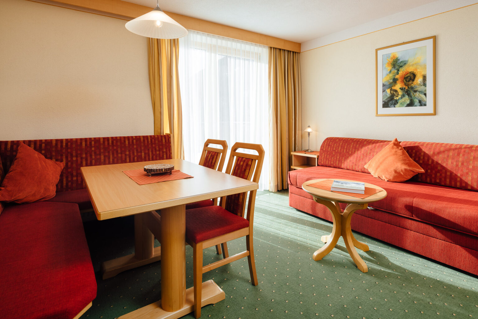 Gemütliches Wohnzimmer mit Essecke