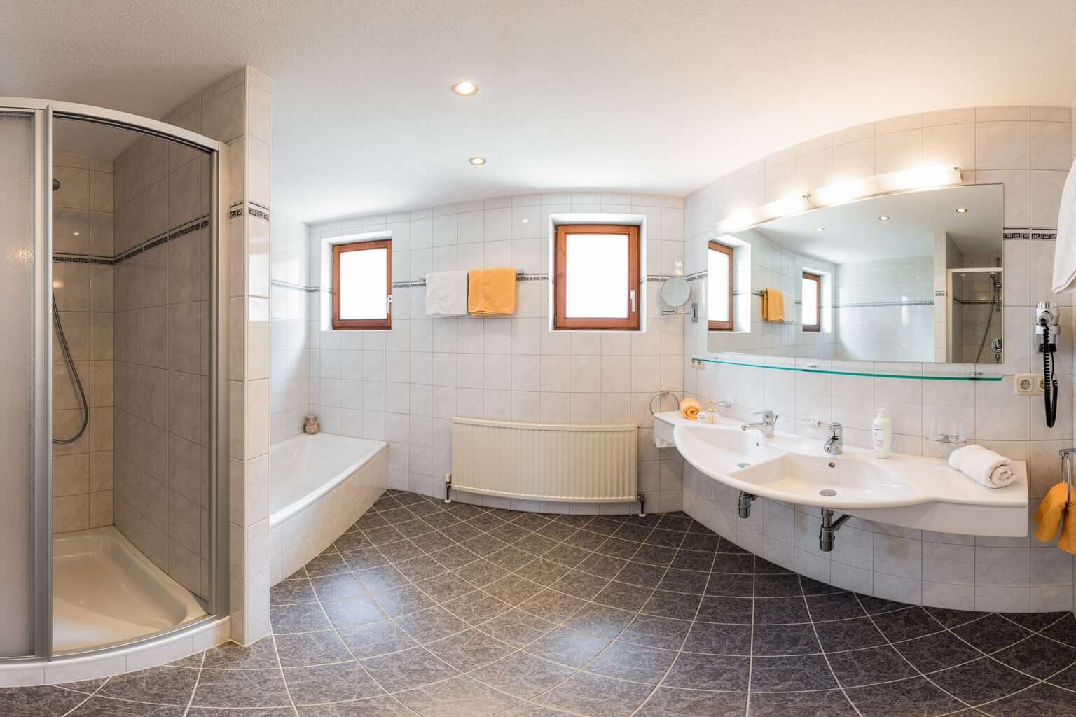 Badezimmer mit Badezimmer und Dusche