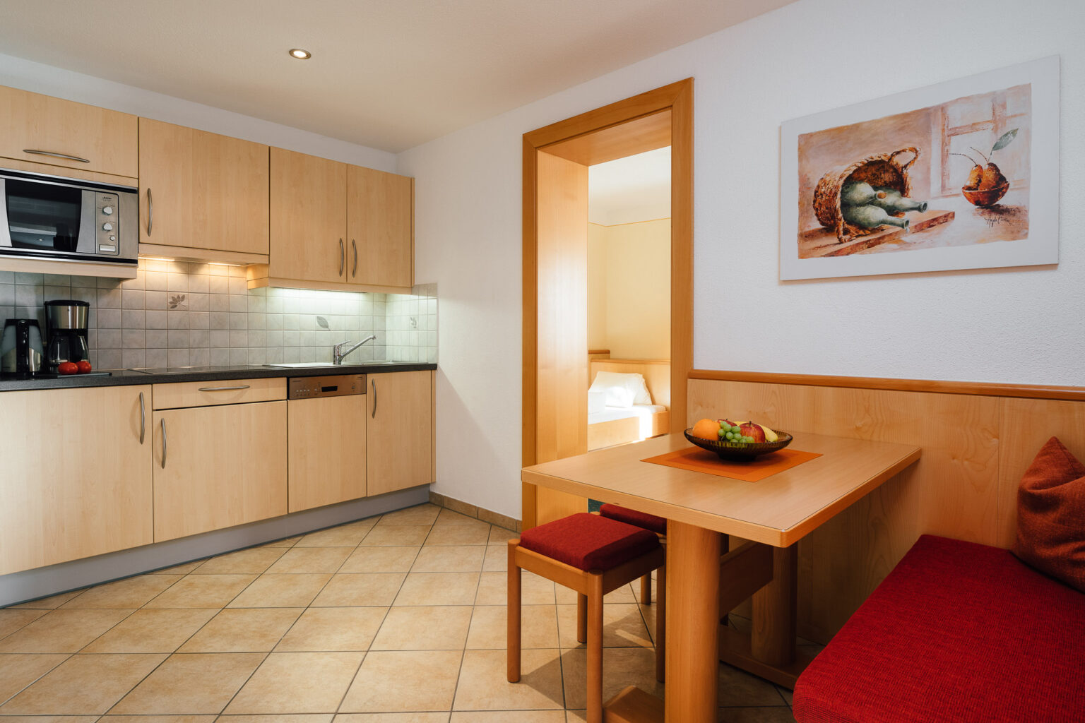 Küchenzeile mit Wasserkocher, Kaffeemaschine und Spülmaschine