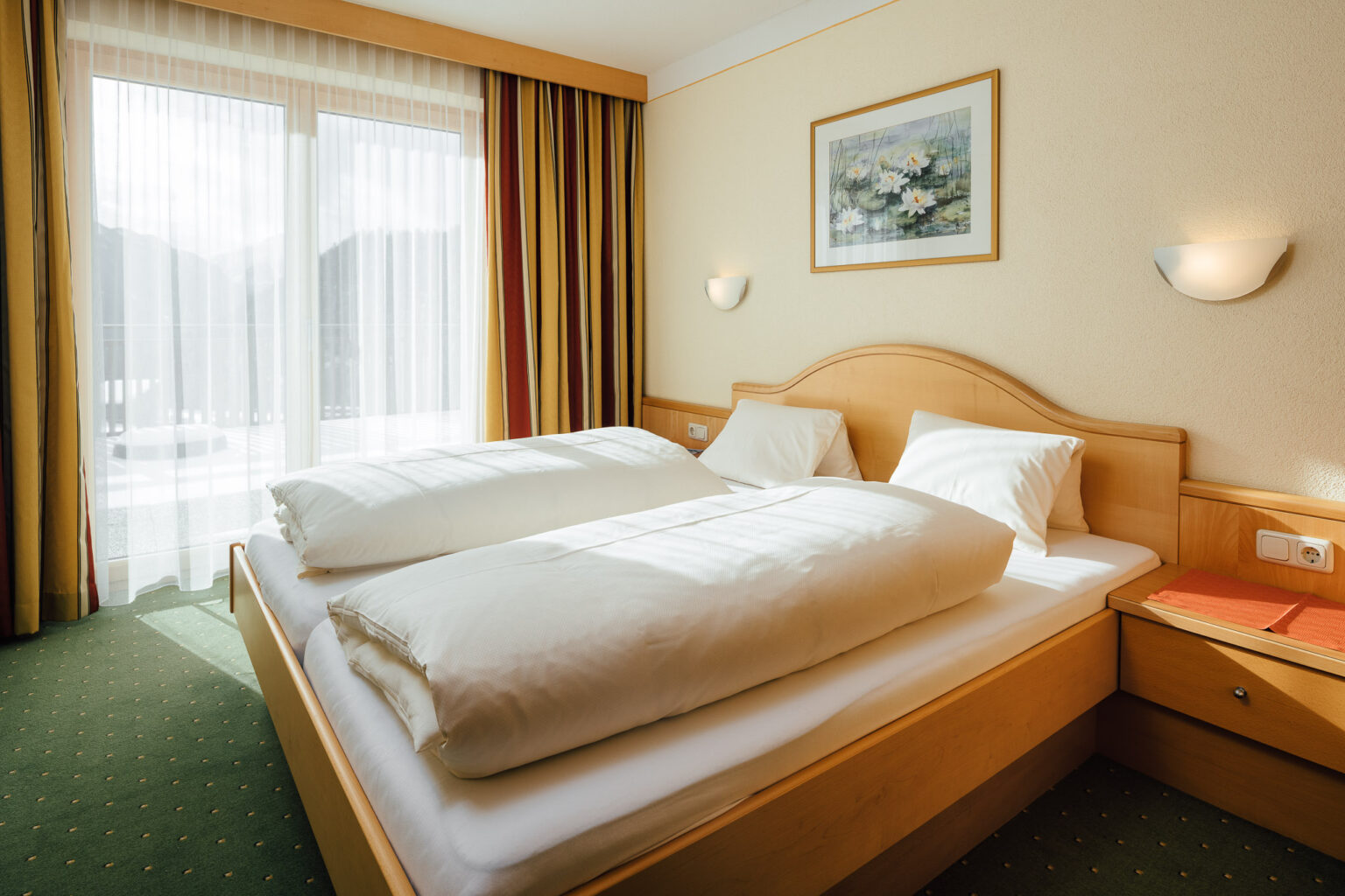 Schlafzimmer mit Panoramafenstern