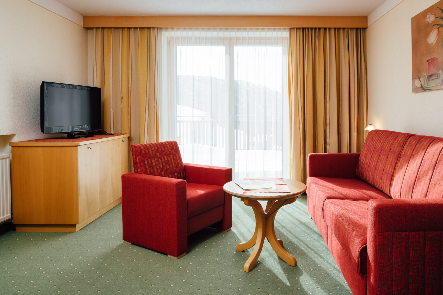 Wohnzimmer mit bodentiefen Panoramafenstern