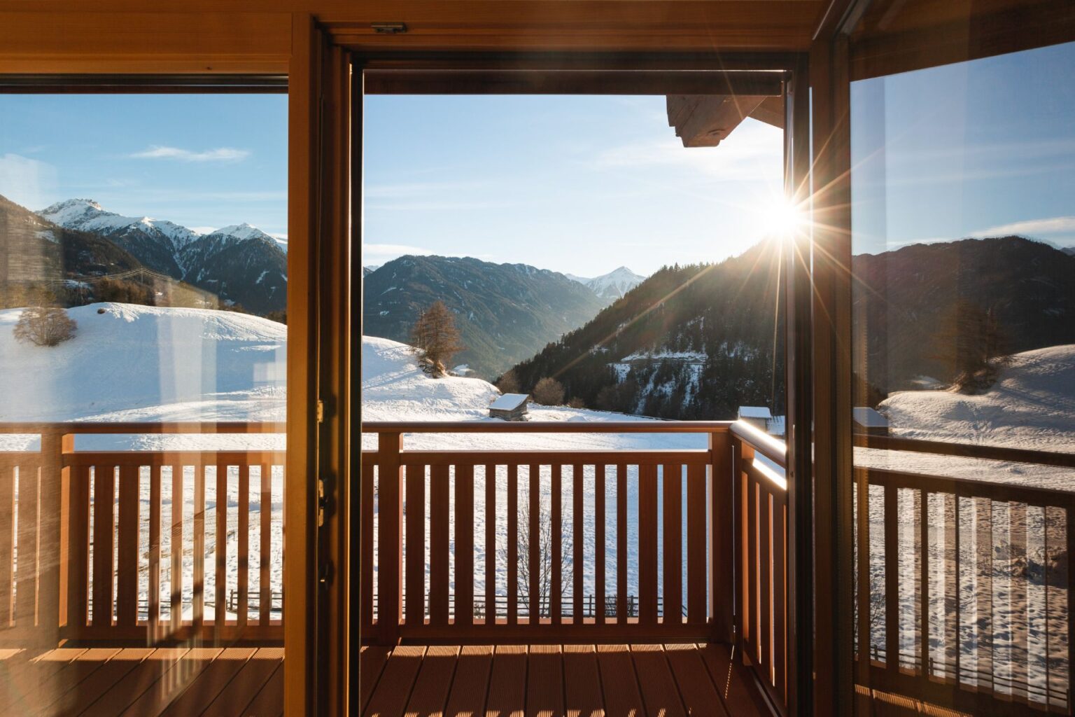 Balkon und Blick in die Winterlandschaft