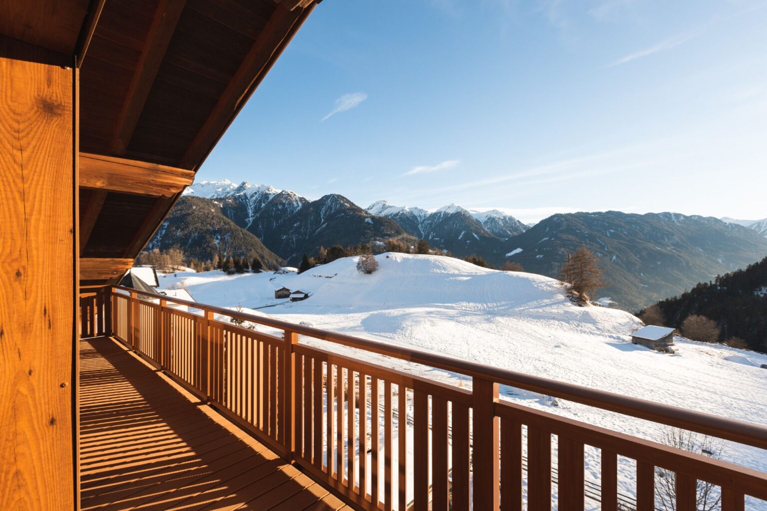 Ausblick auf die verschneite Winterlandschaft vom Balkon