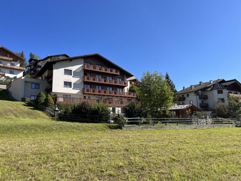 Sommeransicht Südseite mit Gartenhaus