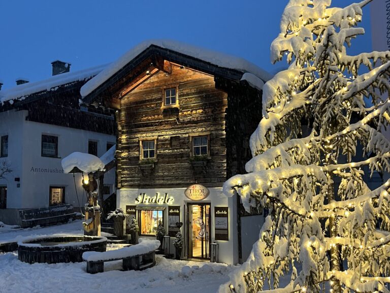 Christmas spirit at the fountain in Serfaus