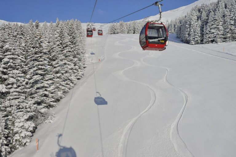 Schönjochbahn mit verschneiter Winterlandschaft