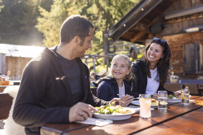 Familie beim Mittagessen auf Schöngampalm im Sommer