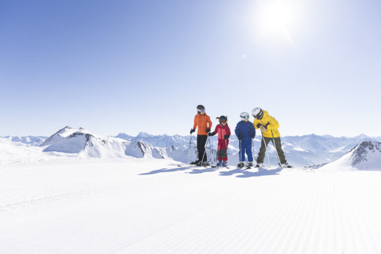 Familie beim Skifahren in Serfaus-Fiss-Ladis