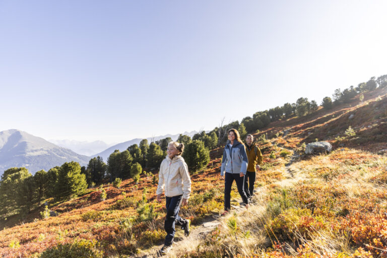 Steinplatz Wanderung mit Familie in Fiss