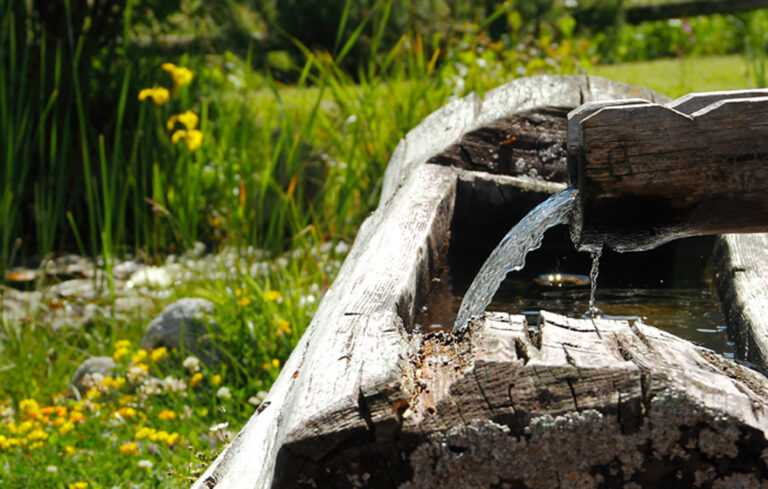 Gartenbrunnen mit Wasserrinne