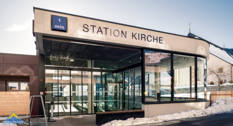 Dorfbahn Serfaus, Station Kirche Eingangsbereich