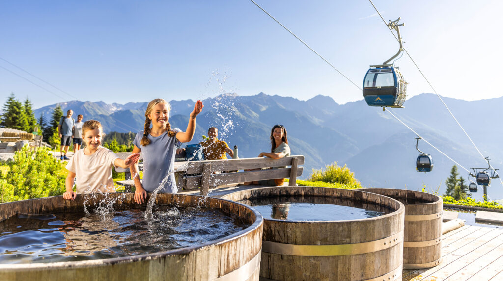 Möseralm im Sommer, Familie am Brunnen